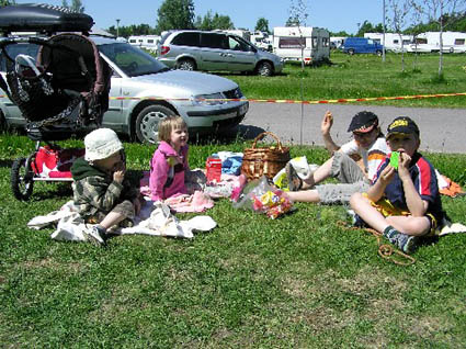 Lapset piknikill�